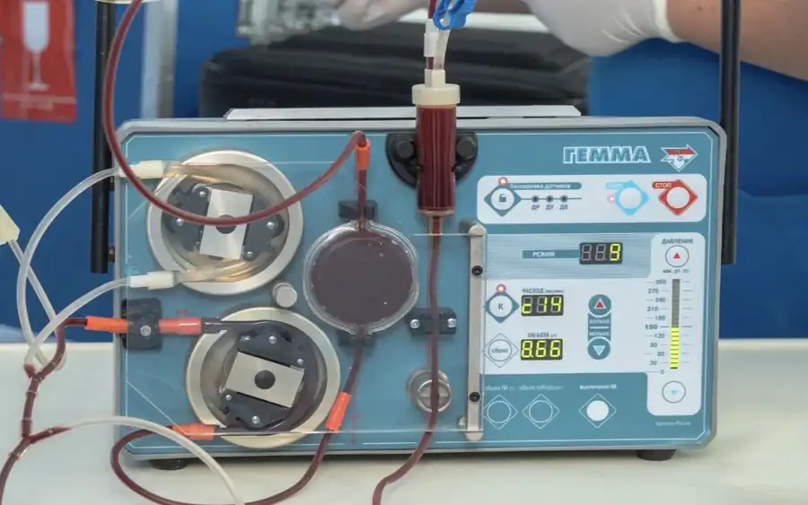 Front view of the GEMMA device with controls and apheresis circuit