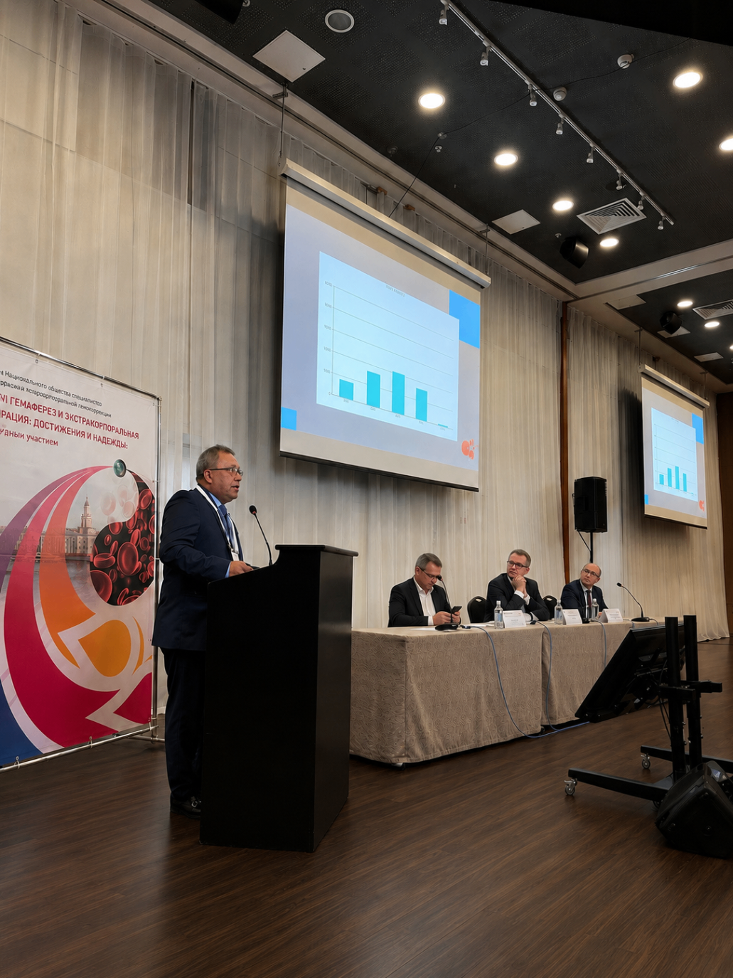 Dr. Gerardo Zumbana durante su ponencia en el VI Congreso Nacional de Hemaféresis en San Petersburgo