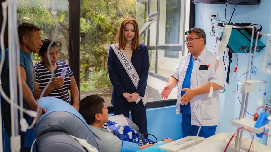 Physician explains the procedure to visitors beside a reclining patient